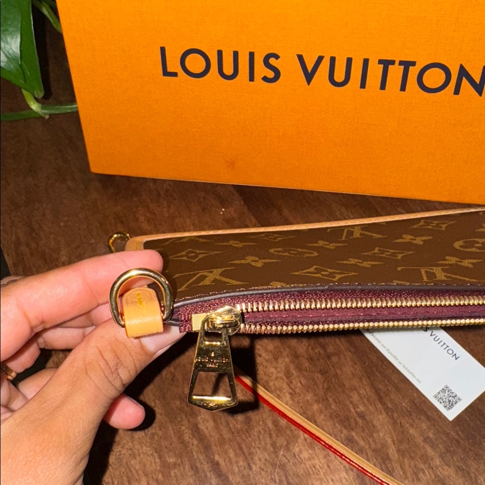 Louis Vuitton Monogram carryall pm wristlet - Picture 8 of 10
